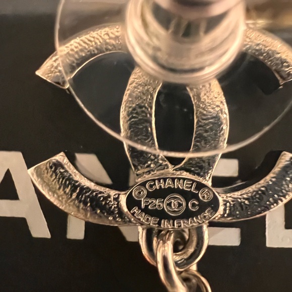 🔥CHANEL 🔥NEW COLLECTION White Drop Earrings with Iconic Logo and Pearl Elements - Picture 7 of 13